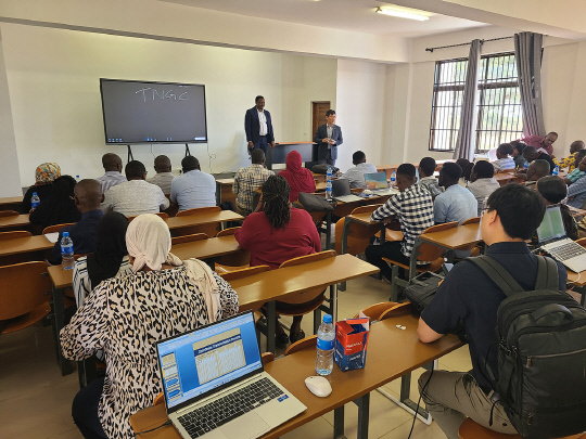 탄자니아 공간정보혁신센터 내에서 수업을 진행하고 있는 모습. [LX공사 제공]
